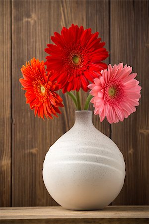 Gerbera flower on the vase, and the wooden background. Foto de stock - Royalty-Free Super Valor e Assinatura, Número: 400-07243728