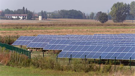 simsearch:693-03312761,k - large solar panel system installed on an open field Stock Photo - Budget Royalty-Free & Subscription, Code: 400-07243869