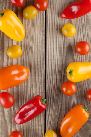 Colorful bell peppers and cherry tomatoes background Photographie de stock - Aubaine LD & Abonnement, Code: 400-07254237