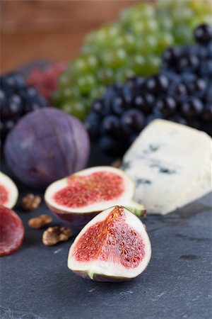 simsearch:400-06741554,k - Slate board with blue cheese, blue and green grapes, figs, walnuts and salami Foto de stock - Royalty-Free Super Valor e Assinatura, Número: 400-07254246