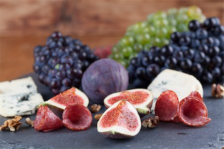 simsearch:400-06741554,k - Slate board with blue cheese, blue and green grapes, figs, walnuts and salami Foto de stock - Royalty-Free Super Valor e Assinatura, Número: 400-07254247