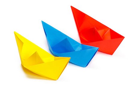 simsearch:400-05368684,k - Three colored paper ship on a white background Fotografie stock - Microstock e Abbonamento, Codice: 400-07254305