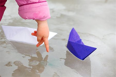 simsearch:400-04368522,k - Two paper ship in puddle and child's hand Foto de stock - Royalty-Free Super Valor e Assinatura, Número: 400-07254311