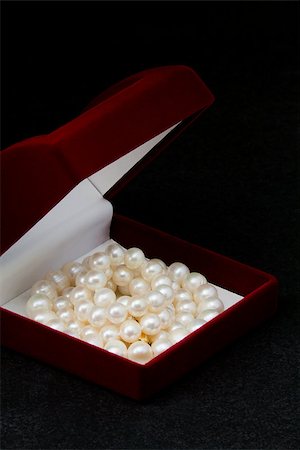 simsearch:400-07758089,k - Pearl necklace is in the box on a black background Photographie de stock - Aubaine LD & Abonnement, Code: 400-07254389