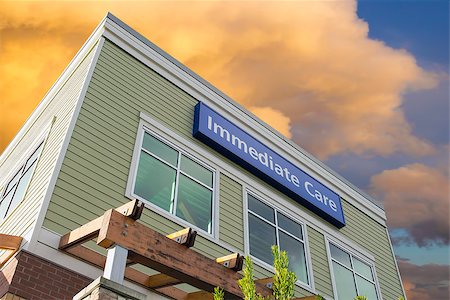 Immediate Care Sign Above Windows Outside Hospital or Emergency Clinic Building Against Sky with Clouds Foto de stock - Super Valor sin royalties y Suscripción, Código: 400-07254829