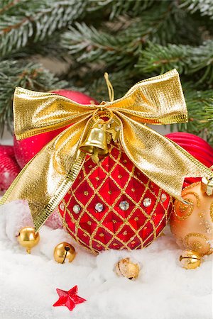 simsearch:400-09095755,k - red  and gold christmas ball with bow in snow Photographie de stock - Aubaine LD & Abonnement, Code: 400-07254854