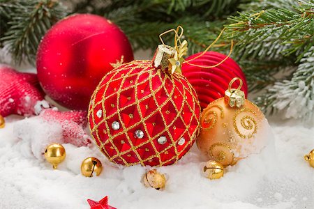 simsearch:400-09095755,k - red  and gold christmas ball in snow under fir tree Photographie de stock - Aubaine LD & Abonnement, Code: 400-07254855