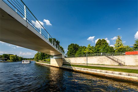 simsearch:400-07255661,k - Pedestrian Bridge Over the Spree River in Berlin, Germany Fotografie stock - Microstock e Abbonamento, Codice: 400-07255655