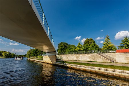 simsearch:400-07300302,k - Pedestrian Bridge Over the Spree River in Berlin, Germany Photographie de stock - Aubaine LD & Abonnement, Code: 400-07255671