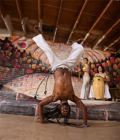 Capoeira performer with dreadlocks in handstand Foto de stock - Super Valor sin royalties y Suscripción, Código: 400-07256222