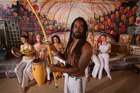 Capoeira teacher with dreadlocks and students playing music Foto de stock - Super Valor sin royalties y Suscripción, Código: 400-07256240