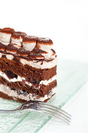 simsearch:400-07256405,k - fresh whipped cream dessert cake slice with cocoa powder on top Fotografie stock - Microstock e Abbonamento, Codice: 400-07256398