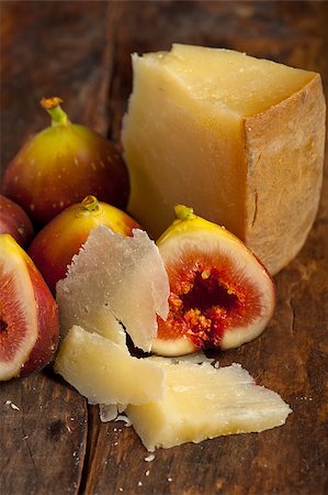 simsearch:400-07718938,k - italian pecorino cheese and fresh figs macro closeup over old wood boards Fotografie stock - Microstock e Abbonamento, Codice: 400-07256390