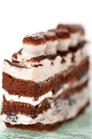 simsearch:400-07256405,k - fresh whipped cream dessert cake slice with cocoa powder on top Fotografie stock - Microstock e Abbonamento, Codice: 400-07256400