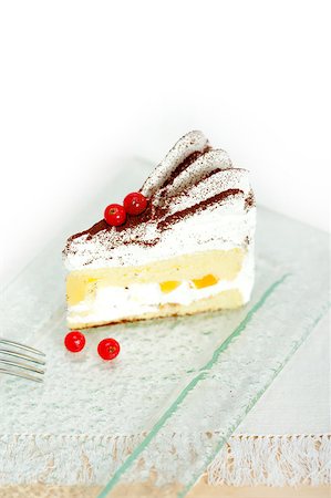 simsearch:400-07256405,k - fresh ribes and whipped cream dessert cake slice with cocoa powder on top Fotografie stock - Microstock e Abbonamento, Codice: 400-07256403