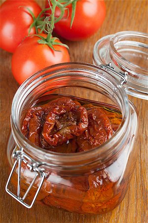 simsearch:400-06391712,k - Sun dried tomatoes with olive oil in a jar Photographie de stock - Aubaine LD & Abonnement, Code: 400-07256457