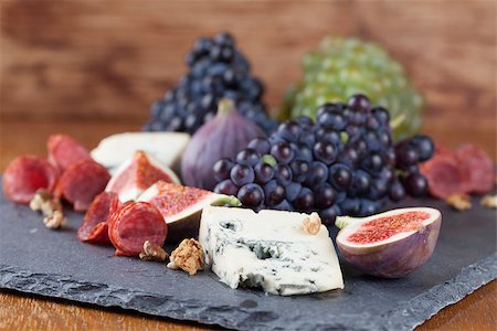 simsearch:400-06741554,k - Slate board with blue cheese, blue and green grapes, figs, walnuts and salami Foto de stock - Royalty-Free Super Valor e Assinatura, Número: 400-07259276