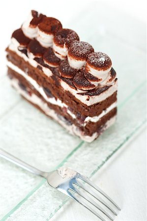 simsearch:400-07256405,k - fresh whipped cream dessert cake slice with cocoa powder on top Fotografie stock - Microstock e Abbonamento, Codice: 400-07259514