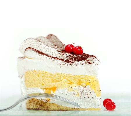 simsearch:400-07256405,k - fresh ribes and whipped cream dessert cake slice with cocoa powder on top Fotografie stock - Microstock e Abbonamento, Codice: 400-07259517