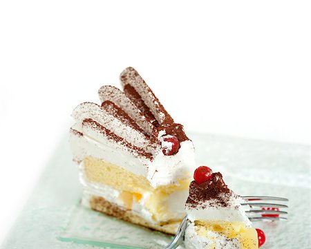 simsearch:6102-08882103,k - fresh ribes and whipped cream dessert cake slice with cocoa powder on top Foto de stock - Super Valor sin royalties y Suscripción, Código: 400-07259518