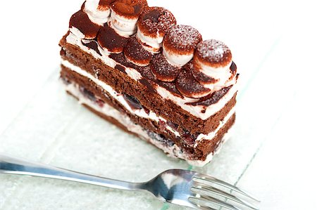 simsearch:400-07256405,k - fresh whipped cream dessert cake slice with cocoa powder on top Fotografie stock - Microstock e Abbonamento, Codice: 400-07259512
