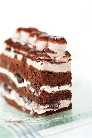 simsearch:400-07256405,k - fresh whipped cream dessert cake slice with cocoa powder on top Fotografie stock - Microstock e Abbonamento, Codice: 400-07259513