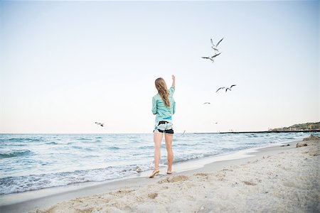 simsearch:400-04448302,k - Young Girl at Beach are Feeding Seagulls Stockbilder - Microstock & Abonnement, Bildnummer: 400-07250077