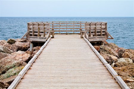 Long Wooden Dock with Observatory and Beautiful View of the Calm Ocean Foto de stock - Super Valor sin royalties y Suscripción, Código: 400-07250095