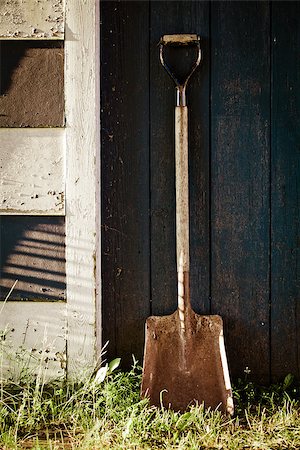 simsearch:400-05717990,k - Old Vintage Metal Shovel with rust on blue barn Door. Desaturated image Foto de stock - Super Valor sin royalties y Suscripción, Código: 400-07250103
