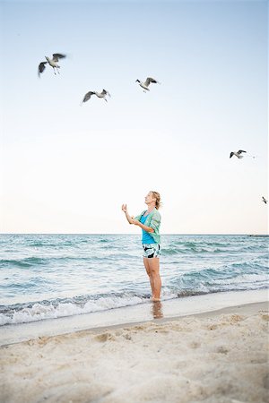 simsearch:400-04448302,k - Young Girl at Beach are Feeding Seagulls Stockbilder - Microstock & Abonnement, Bildnummer: 400-07250147