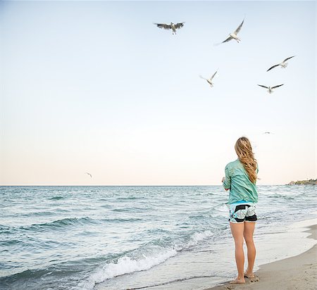 simsearch:400-04448302,k - Young Girl at Beach are Feeding Seagulls Stockbilder - Microstock & Abonnement, Bildnummer: 400-07250225