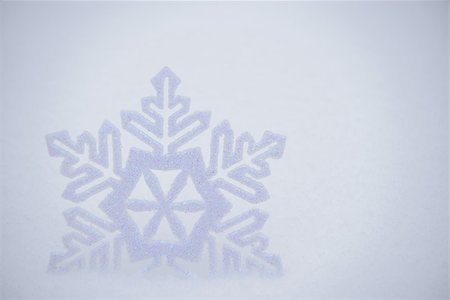 simsearch:400-05117036,k - Christmas Background with Beautiful Snowflake on the Snow. Space for Text Foto de stock - Super Valor sin royalties y Suscripción, Código: 400-07250998