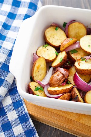 simsearch:400-07479107,k - Delicious baked potato with red onion and parsley Stock Photo - Budget Royalty-Free & Subscription, Code: 400-07251455