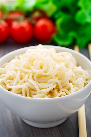 simsearch:400-09225001,k - Noodles in a bowl on a wooden table Stock Photo - Budget Royalty-Free & Subscription, Code: 400-07251465