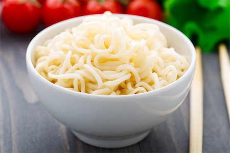 simsearch:400-05297094,k - Noodles in a bowl on a wooden table Fotografie stock - Microstock e Abbonamento, Codice: 400-07251467