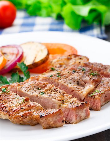 simsearch:400-07057171,k - Delicious steak with grilled vegetables on a plate Foto de stock - Super Valor sin royalties y Suscripción, Código: 400-07251477