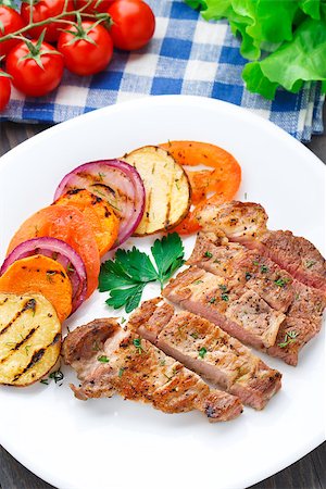 simsearch:400-07057171,k - Delicious steak with grilled vegetables on a plate Foto de stock - Super Valor sin royalties y Suscripción, Código: 400-07251478