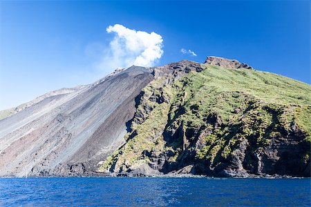 simsearch:400-04989782,k - An image of the active volcano islands at Lipari Italy Foto de stock - Super Valor sin royalties y Suscripción, Código: 400-07252047