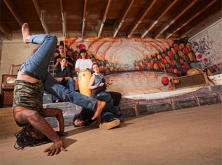 Acrobatic group of capoeira performers in building Foto de stock - Super Valor sin royalties y Suscripción, Código: 400-07252354