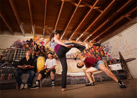 Woman dodging a capoeira front kick indoors Foto de stock - Super Valor sin royalties y Suscripción, Código: 400-07252367