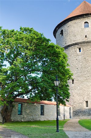 Park at medieval towers of Tallinn Foto de stock - Super Valor sin royalties y Suscripción, Código: 400-07252454