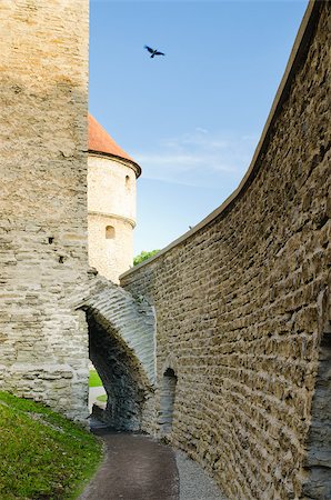 Park at medieval towers of Tallinn Foto de stock - Super Valor sin royalties y Suscripción, Código: 400-07252455