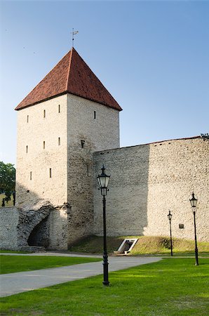 Park at medieval towers of Tallinn, Maiden Tower Foto de stock - Super Valor sin royalties y Suscripción, Código: 400-07252453