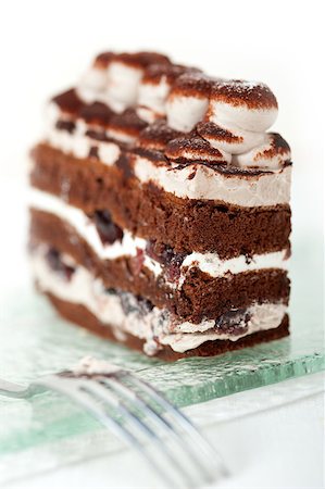 simsearch:400-07256405,k - fresh whipped cream dessert cake slice with cocoa powder on top Fotografie stock - Microstock e Abbonamento, Codice: 400-07264563