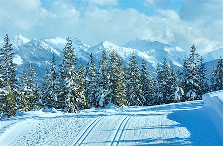 Winter mountain snowy landscape and ski slope (top of Papageno bahn - Filzmoos, Austria) Foto de stock - Super Valor sin royalties y Suscripción, Código: 400-07264608
