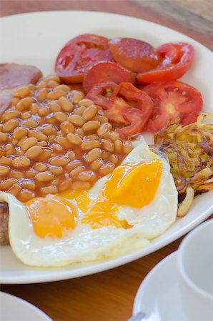 simsearch:649-08900904,k - Traditional English breakfast - egg,  beans and bacon, vegetable Stock Photo - Budget Royalty-Free & Subscription, Code: 400-07265734