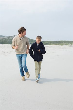 simsearch:400-07267308,k - Full length of a young man and son jogging at the beach Fotografie stock - Microstock e Abbonamento, Codice: 400-07267118