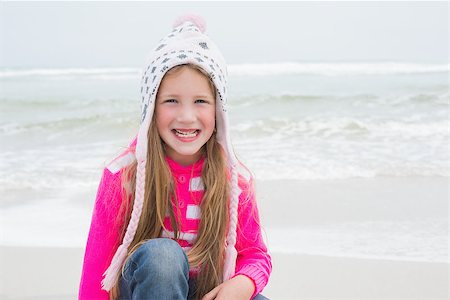 simsearch:400-07267212,k - Portrait of a cute little girl in warm clothing at the beach Stockbilder - Microstock & Abonnement, Bildnummer: 400-07267220