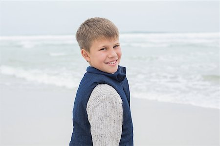 simsearch:400-07267308,k - Portrait of a cute smiling young boy standing at the beach Fotografie stock - Microstock e Abbonamento, Codice: 400-07267235