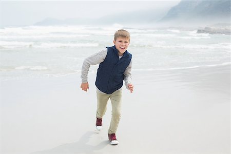 simsearch:400-07267212,k - Full length of a cute smiling young boy running at the beach Stockbilder - Microstock & Abonnement, Bildnummer: 400-07267238